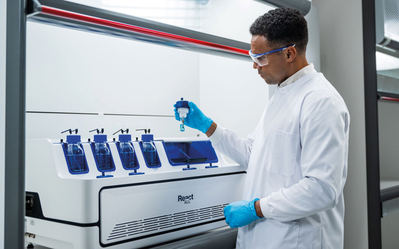 TEC132 Scientist operates ReactALL- CREDIT-Technobis